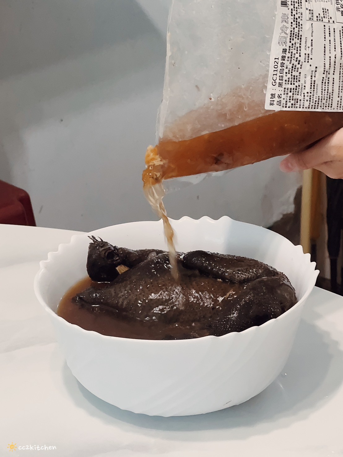【團購美食推薦】i3Fresh愛上新鮮 x 吳秉承師傅聯名「黑蒜烏骨雞湯」開箱!天冷滋補的溫暖湯品,冬天全家共享的暖心好味道。 - 第7張圖
