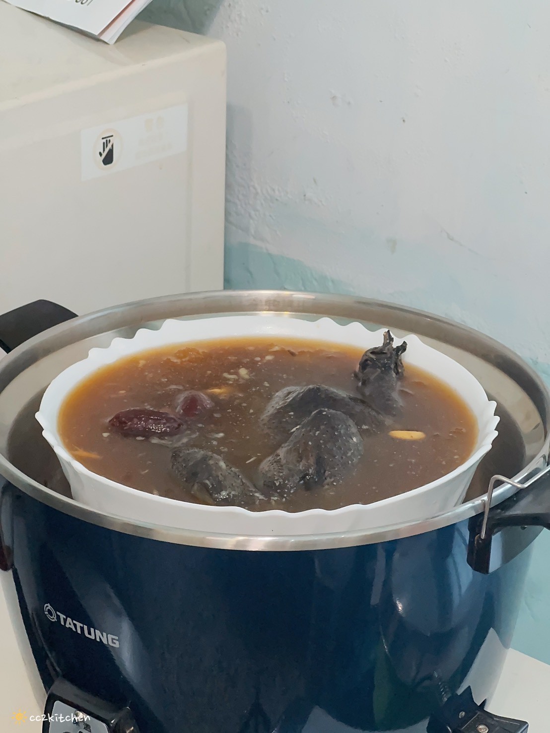 【團購美食推薦】i3Fresh愛上新鮮 x 吳秉承師傅聯名「黑蒜烏骨雞湯」開箱!天冷滋補的溫暖湯品,冬天全家共享的暖心好味道。 - 第9張圖