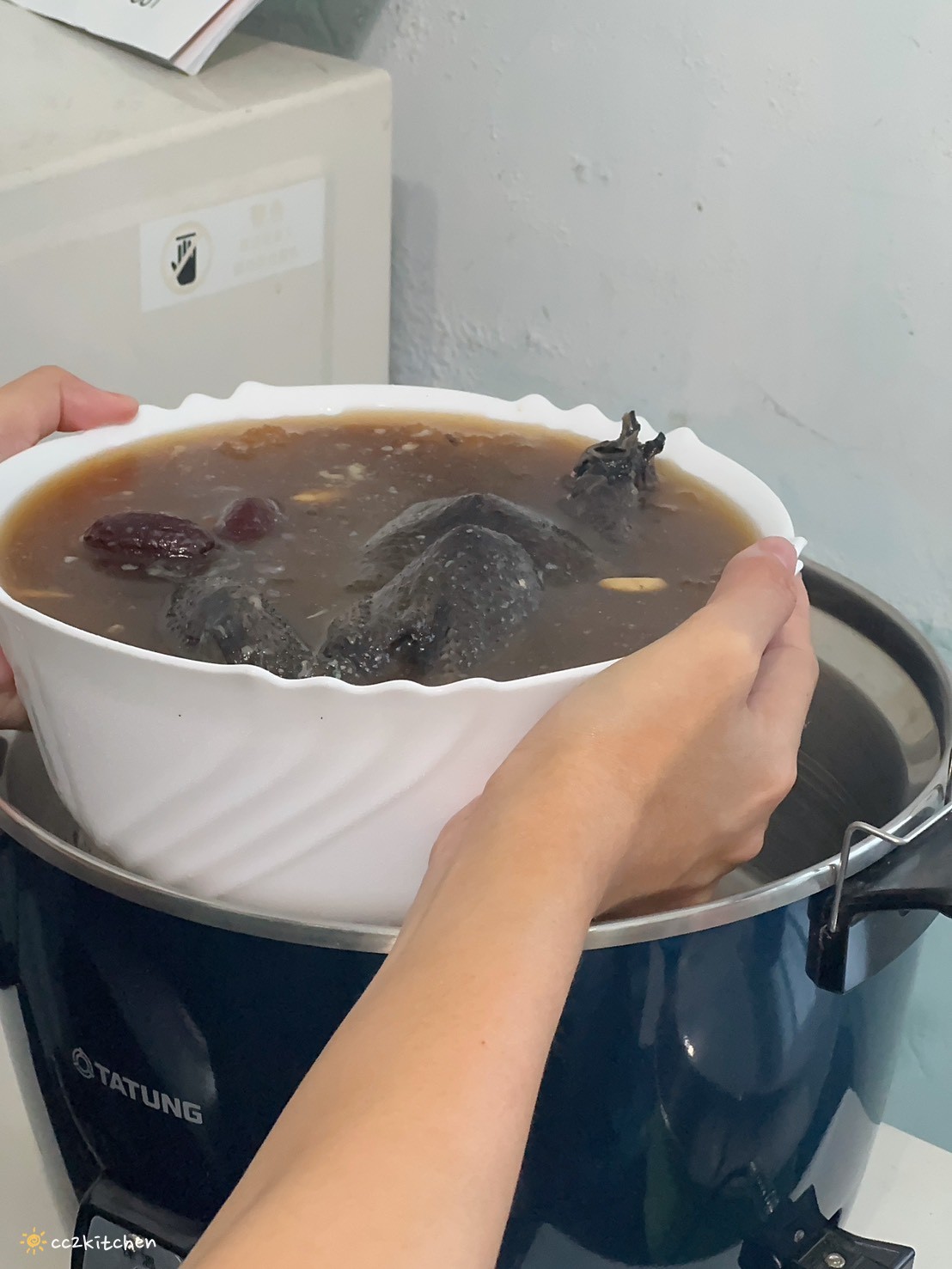 【團購美食推薦】i3Fresh愛上新鮮 x 吳秉承師傅聯名「黑蒜烏骨雞湯」開箱!天冷滋補的溫暖湯品,冬天全家共享的暖心好味道。 - 第10張圖