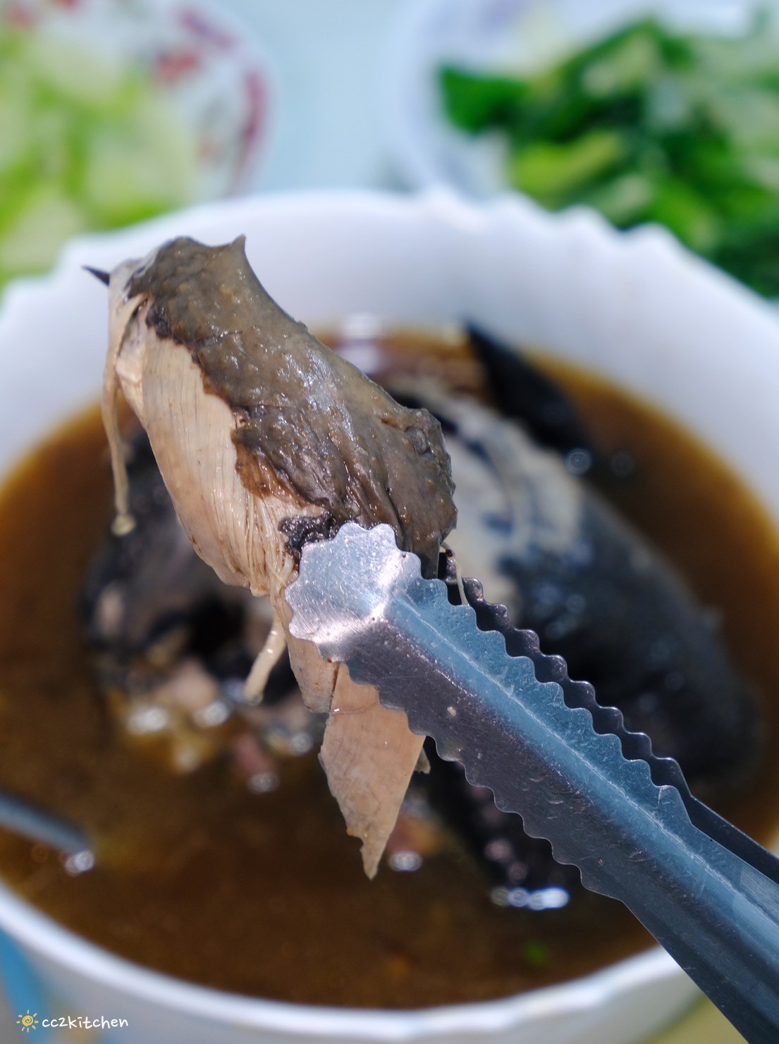 【團購美食推薦】i3Fresh愛上新鮮 x 吳秉承師傅聯名「黑蒜烏骨雞湯」開箱!天冷滋補的溫暖湯品,冬天全家共享的暖心好味道。 - 第15張圖