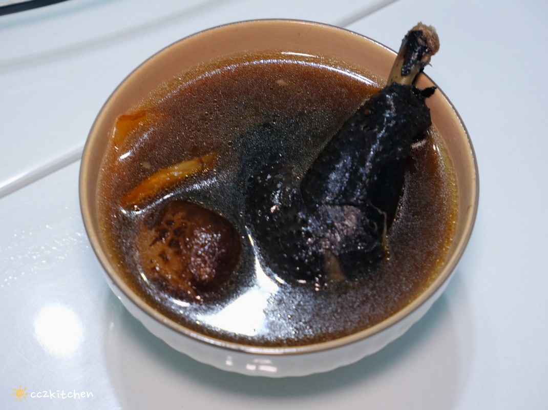 【團購美食推薦】i3Fresh愛上新鮮 x 吳秉承師傅聯名「黑蒜烏骨雞湯」開箱!天冷滋補的溫暖湯品,冬天全家共享的暖心好味道。 - 第16張圖