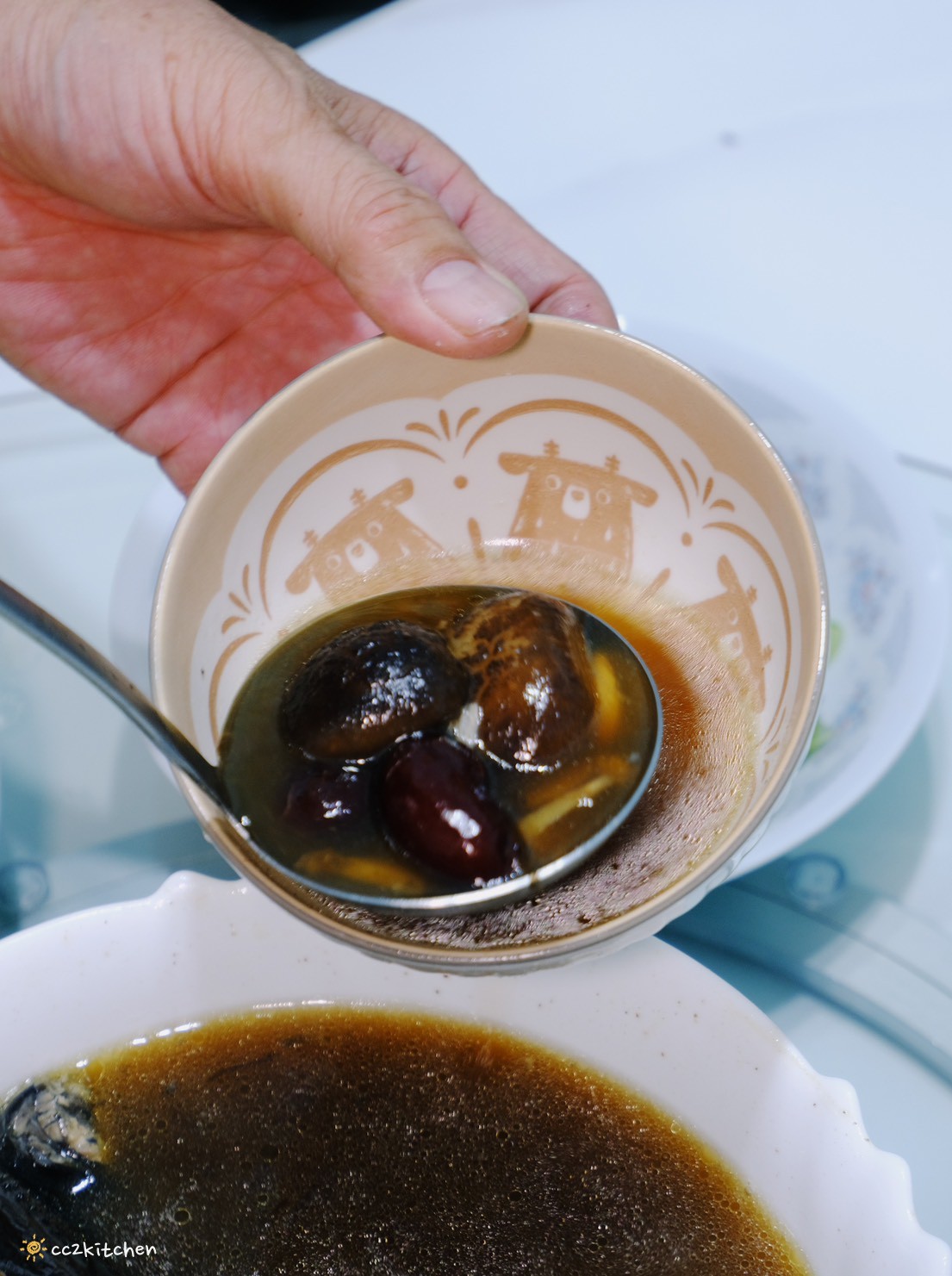 【團購美食推薦】i3Fresh愛上新鮮 x 吳秉承師傅聯名「黑蒜烏骨雞湯」開箱!天冷滋補的溫暖湯品,冬天全家共享的暖心好味道。 - 第11張圖