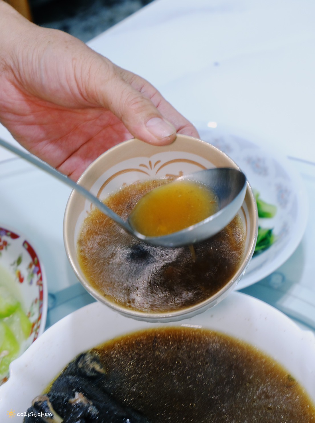 【團購美食推薦】i3Fresh愛上新鮮 x 吳秉承師傅聯名「黑蒜烏骨雞湯」開箱!天冷滋補的溫暖湯品,冬天全家共享的暖心好味道。 - 第12張圖