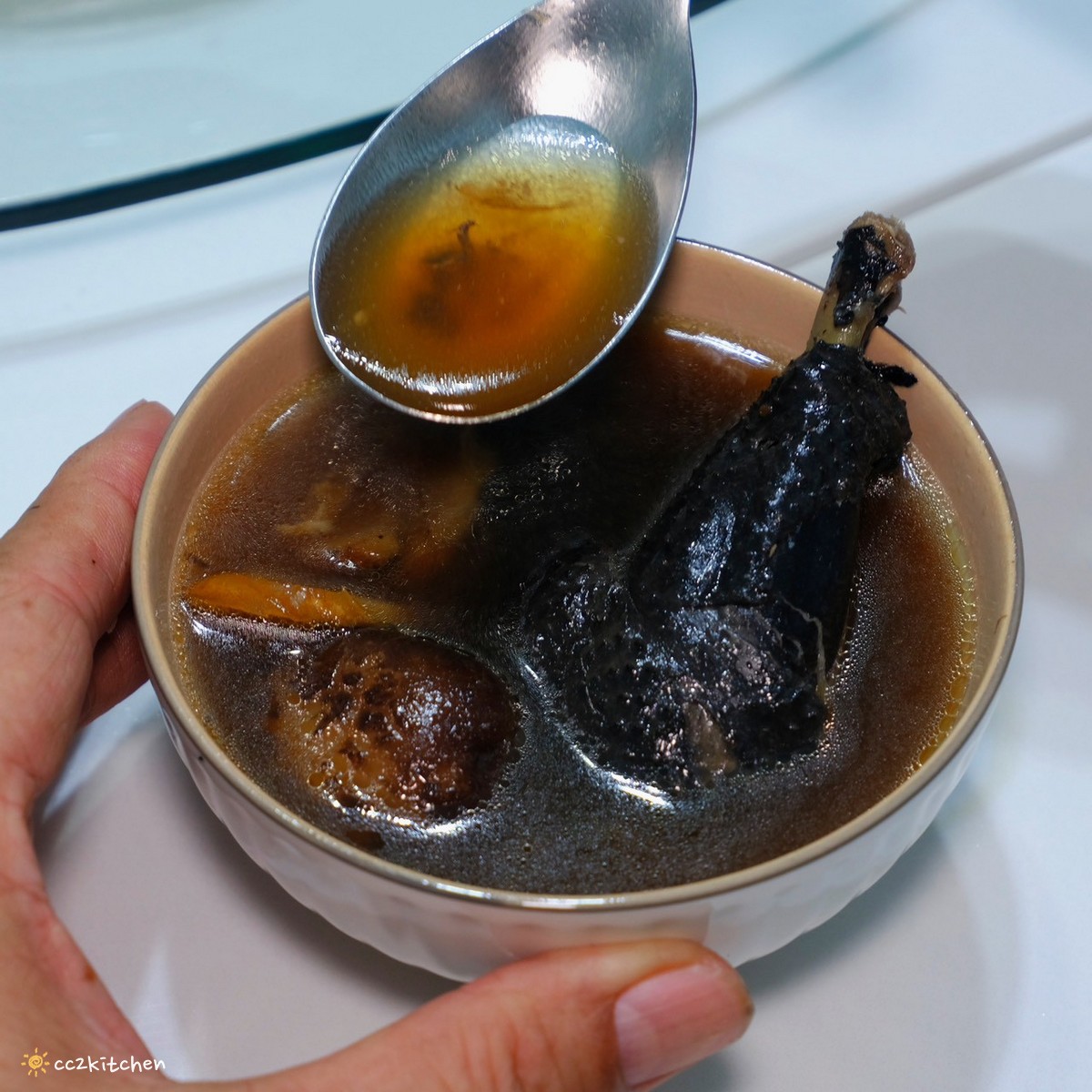 【團購美食推薦】i3Fresh愛上新鮮 x 吳秉承師傅聯名「黑蒜烏骨雞湯」開箱!天冷滋補的溫暖湯品,冬天全家共享的暖心好味道。 - 第2張圖