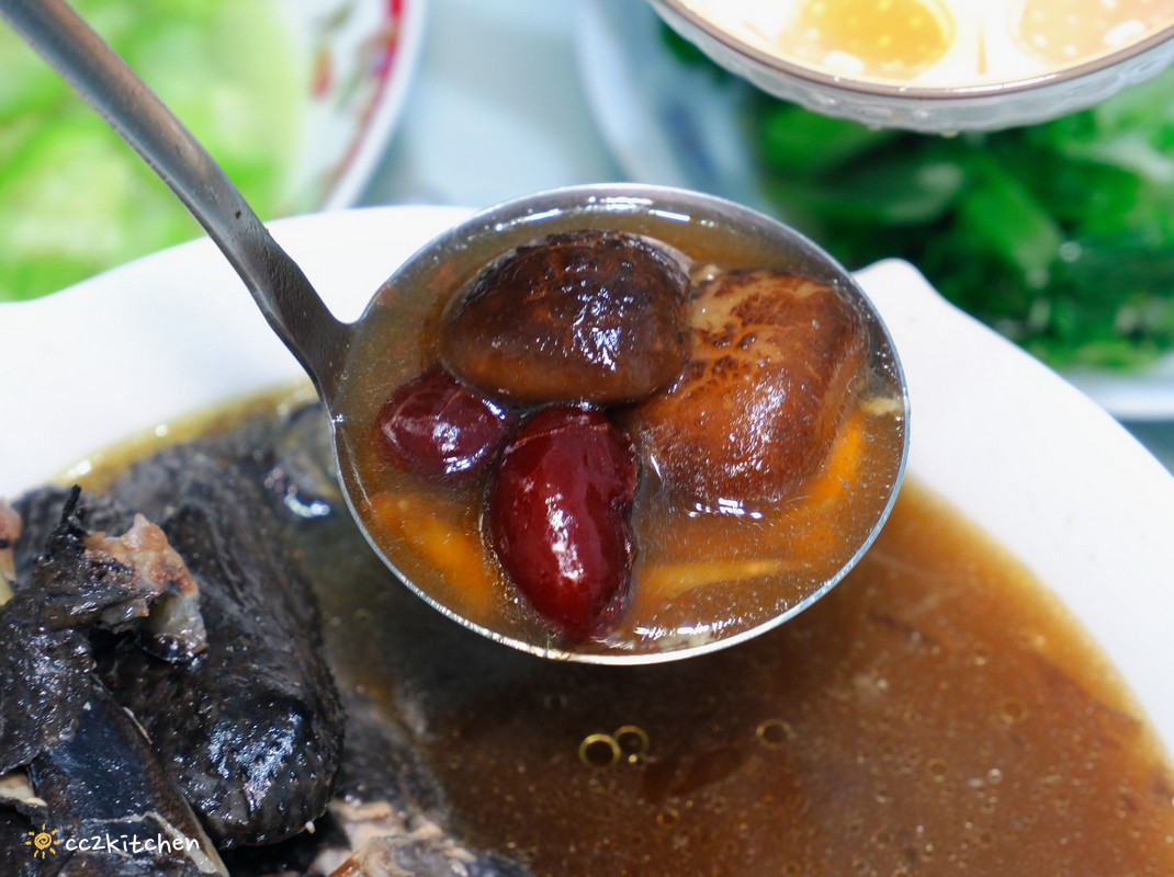 【團購美食推薦】i3Fresh愛上新鮮 x 吳秉承師傅聯名「黑蒜烏骨雞湯」開箱!天冷滋補的溫暖湯品,冬天全家共享的暖心好味道。 - 第13張圖