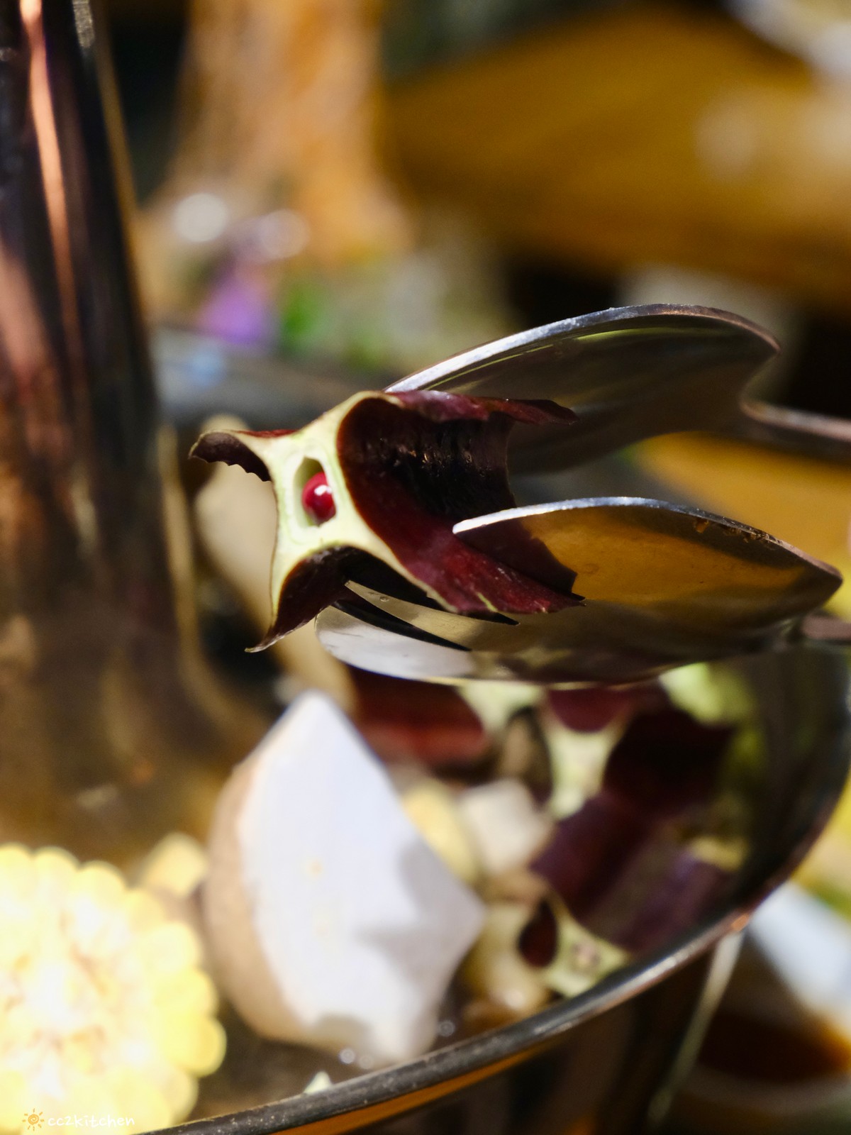 目前台東唯一炭燒野菜羊肉鍋就在「打鹿岸原住民人文主題餐廳-湛藍邊境」！地點鄰近富岡漁港～刺蔥料理、原民美食、海鮮餐廳、海景駐唱一次滿足的台東聚餐好去處！