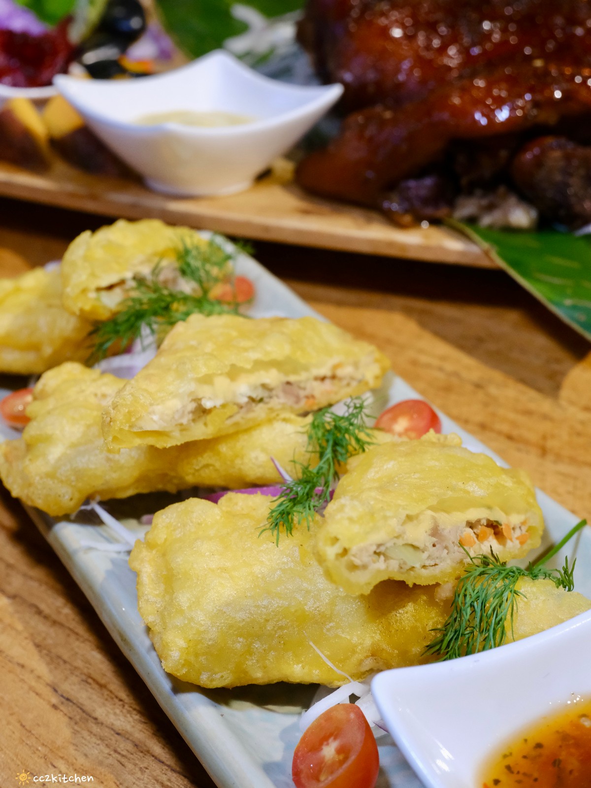 目前台東唯一炭燒野菜羊肉鍋就在「打鹿岸原住民人文主題餐廳-湛藍邊境」！地點鄰近富岡漁港～刺蔥料理、原民美食、海鮮餐廳、海景駐唱一次滿足的台東聚餐好去處！