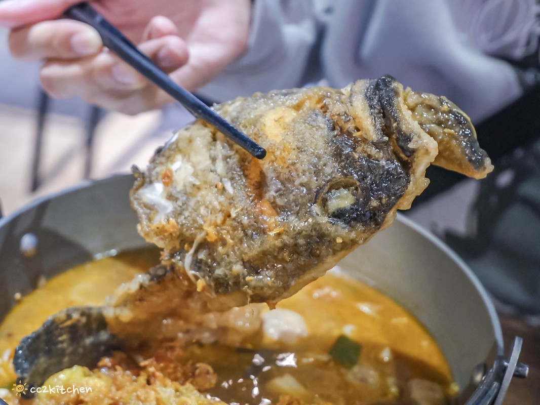 台東美食推薦「伊拜天地食堂 Ipay 」隱藏在鄉村間的小店，居然賣著好吃的砂鍋魚頭！地點鄰近台東機場、國立臺東專科學校～在地人私藏的台東小吃。