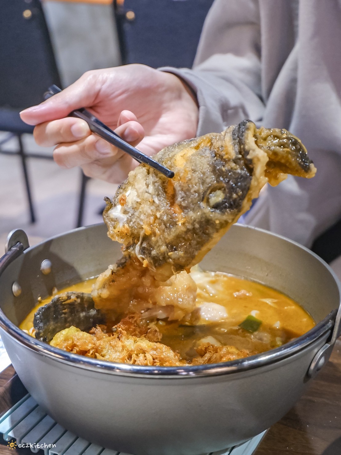 台東美食推薦「伊拜天地食堂 Ipay 」隱藏在鄉村間的小店，居然賣著好吃的砂鍋魚頭！地點鄰近台東機場、國立臺東專科學校～在地人私藏的台東小吃。