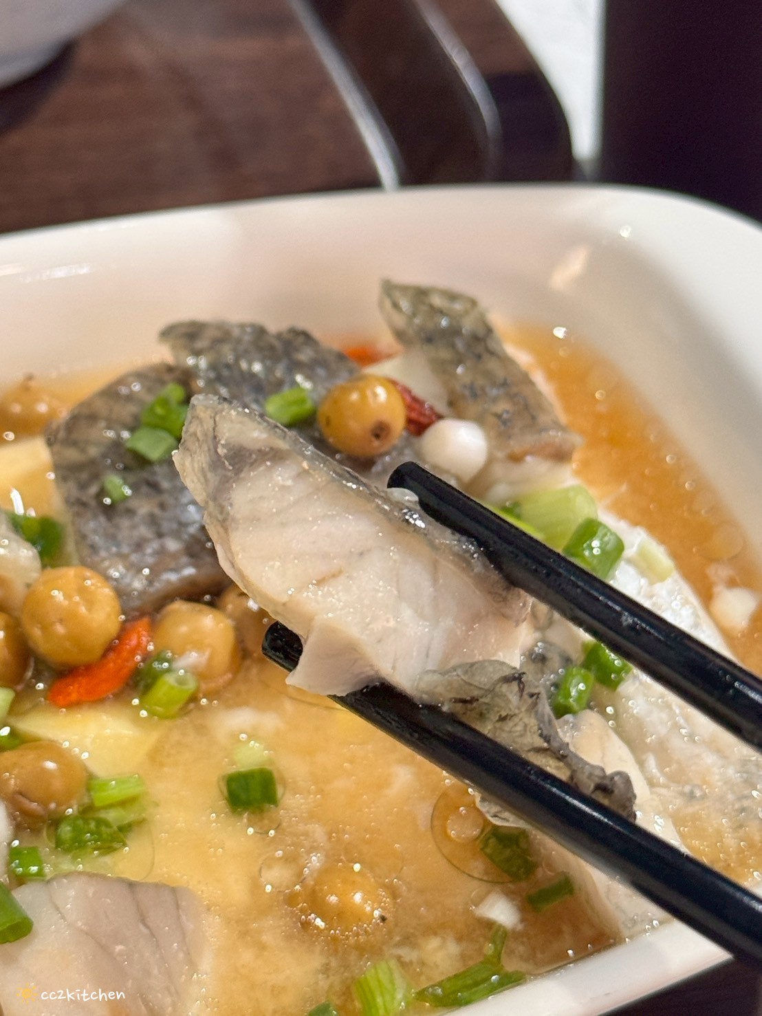 台東美食推薦「伊拜天地食堂 Ipay 」隱藏在鄉村間的小店，居然賣著好吃的砂鍋魚頭！地點鄰近台東機場、國立臺東專科學校～在地人私藏的台東小吃。