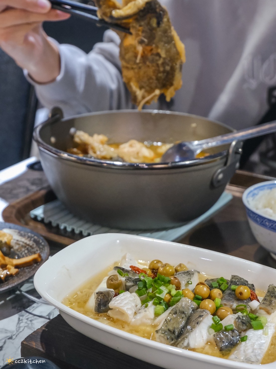 台東美食推薦「伊拜天地食堂 Ipay 」隱藏在鄉村間的小店，居然賣著好吃的砂鍋魚頭！地點鄰近台東機場、國立臺東專科學校～在地人私藏的台東小吃。