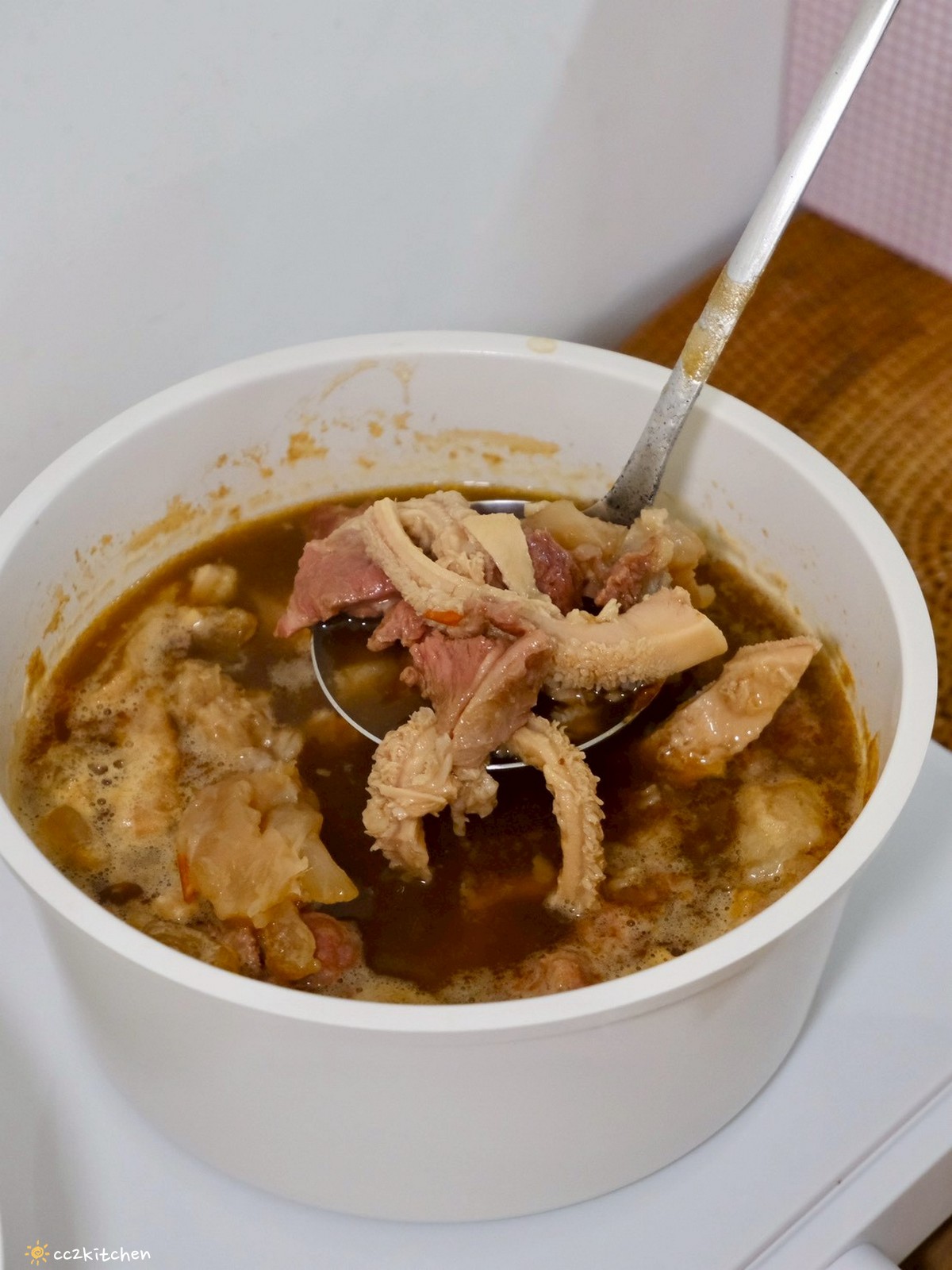 【團購美食開箱】i3Fresh 愛上新鮮 × 國宴大廚阿基師聯名「牛三寶老饕牛肉爐」,居家火鍋、牛三寶牛肉麵一次搞定!冷凍料理包快速上桌、暖心、暖胃又美味。 - 第6張圖 【團購美食開箱】i3Fresh 愛上新鮮 × 國宴大廚阿基師聯名「牛三寶老饕牛肉爐」,居家火鍋、牛三寶牛肉麵一次搞定!冷凍料理包快速上桌、暖心、暖胃又美味。