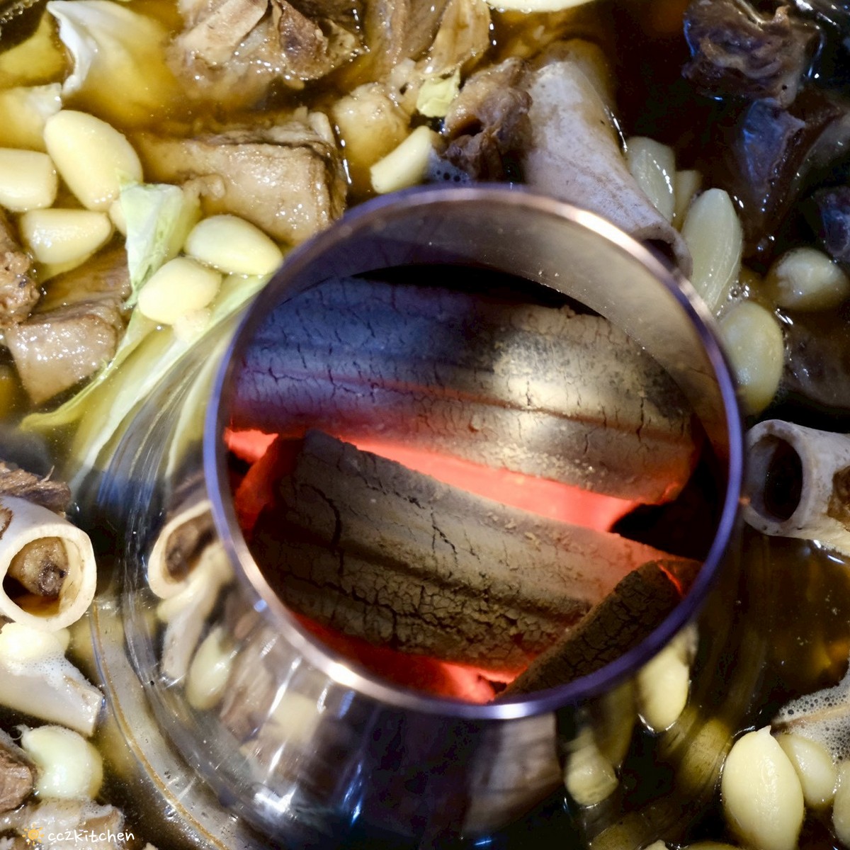 目前台東唯一炭燒野菜羊肉鍋就在「打鹿岸原住民人文主題餐廳-湛藍邊境」！地點鄰近富岡漁港～刺蔥料理、原民美食、海鮮餐廳、海景駐唱一次滿足的台東聚餐好去處！