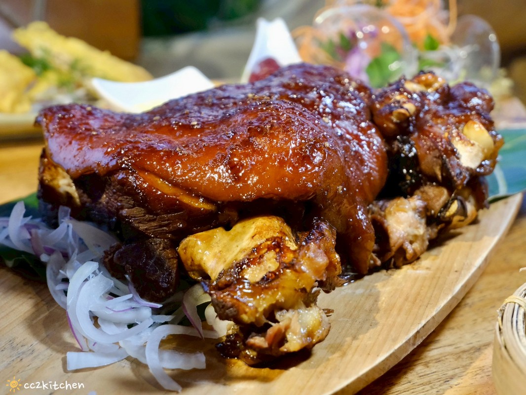 目前台東唯一炭燒野菜羊肉鍋就在「打鹿岸原住民人文主題餐廳-湛藍邊境」！地點鄰近富岡漁港～刺蔥料理、原民美食、海鮮餐廳、海景駐唱一次滿足的台東聚餐好去處！