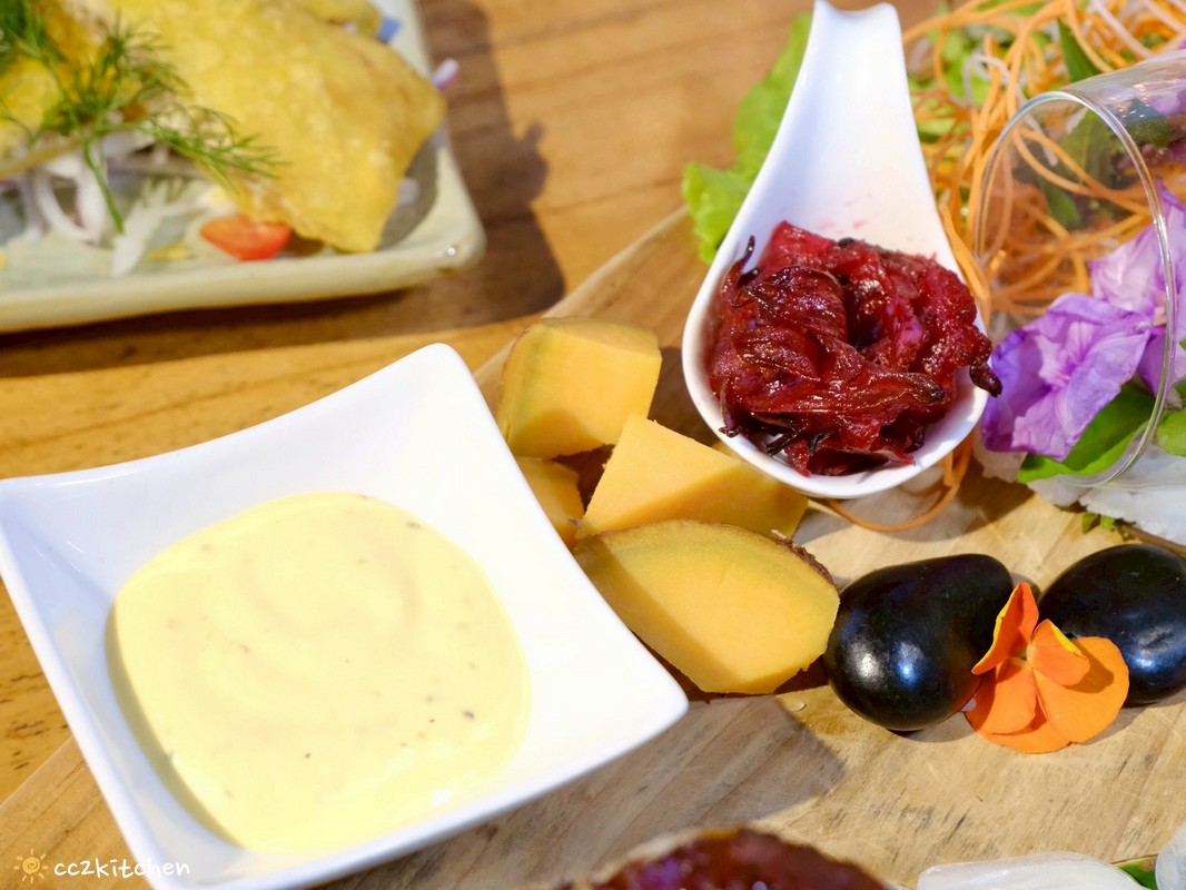 目前台東唯一炭燒野菜羊肉鍋就在「打鹿岸原住民人文主題餐廳-湛藍邊境」！地點鄰近富岡漁港～刺蔥料理、原民美食、海鮮餐廳、海景駐唱一次滿足的台東聚餐好去處！