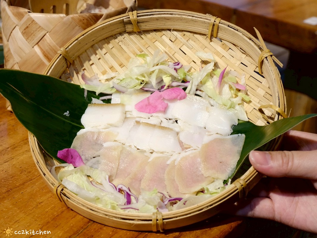目前台東唯一炭燒野菜羊肉鍋就在「打鹿岸原住民人文主題餐廳-湛藍邊境」！地點鄰近富岡漁港～刺蔥料理、原民美食、海鮮餐廳、海景駐唱一次滿足的台東聚餐好去處！