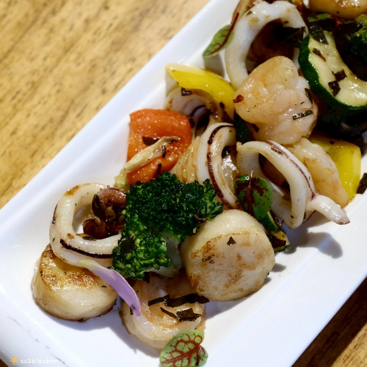 目前台東唯一炭燒野菜羊肉鍋就在「打鹿岸原住民人文主題餐廳-湛藍邊境」！地點鄰近富岡漁港～刺蔥料理、原民美食、海鮮餐廳、海景駐唱一次滿足的台東聚餐好去處！