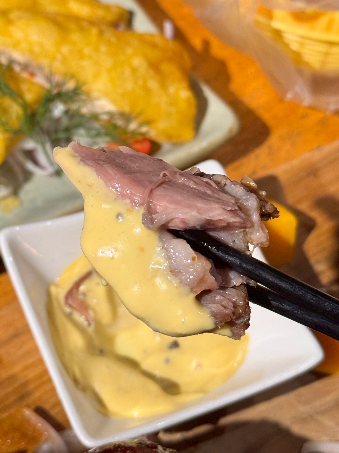 目前台東唯一炭燒野菜羊肉鍋就在「打鹿岸原住民人文主題餐廳-湛藍邊境」！地點鄰近富岡漁港～刺蔥料理、原民美食、海鮮餐廳、海景駐唱一次滿足的台東聚餐好去處！