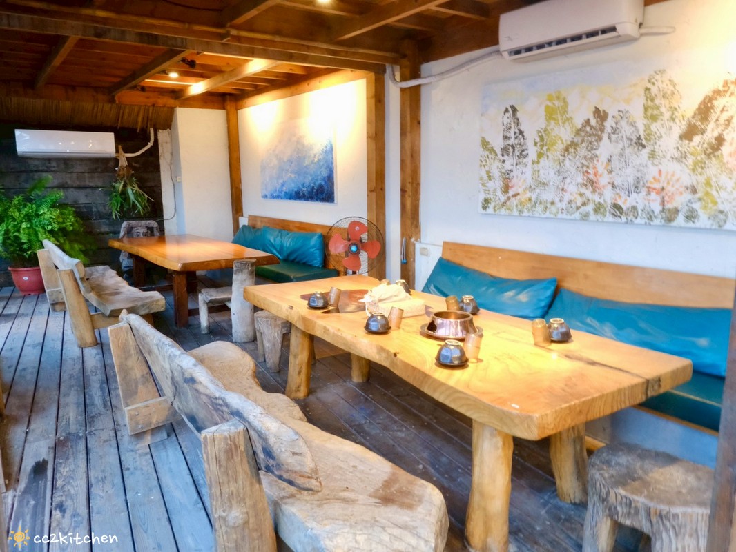 目前台東唯一炭燒野菜羊肉鍋就在「打鹿岸原住民人文主題餐廳-湛藍邊境」！地點鄰近富岡漁港～刺蔥料理、原民美食、海鮮餐廳、海景駐唱一次滿足的台東聚餐好去處！