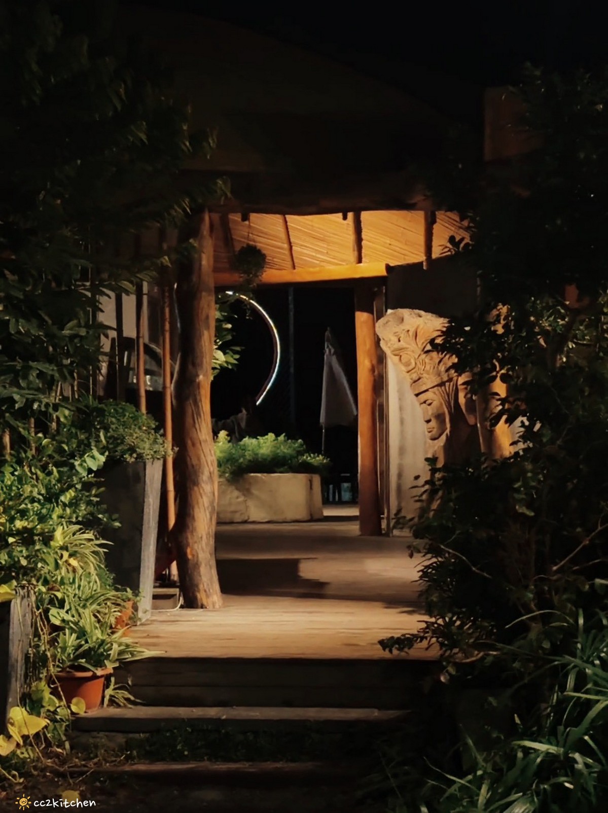 目前台東唯一炭燒野菜羊肉鍋就在「打鹿岸原住民人文主題餐廳-湛藍邊境」！地點鄰近富岡漁港～刺蔥料理、原民美食、海鮮餐廳、海景駐唱一次滿足的台東聚餐好去處！