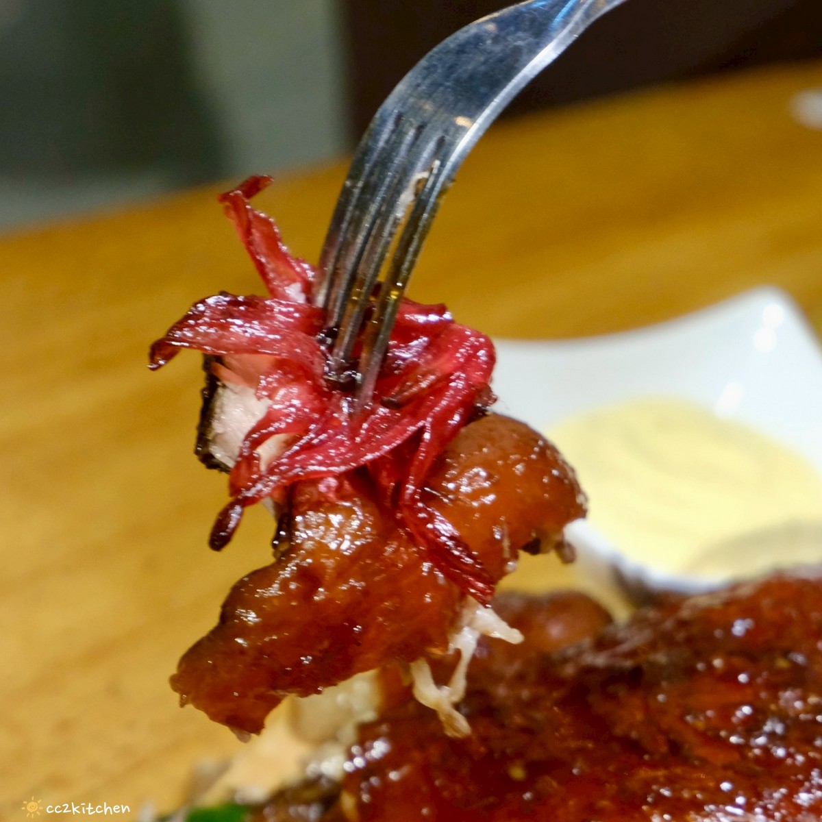 目前台東唯一炭燒野菜羊肉鍋就在「打鹿岸原住民人文主題餐廳-湛藍邊境」！地點鄰近富岡漁港～刺蔥料理、原民美食、海鮮餐廳、海景駐唱一次滿足的台東聚餐好去處！