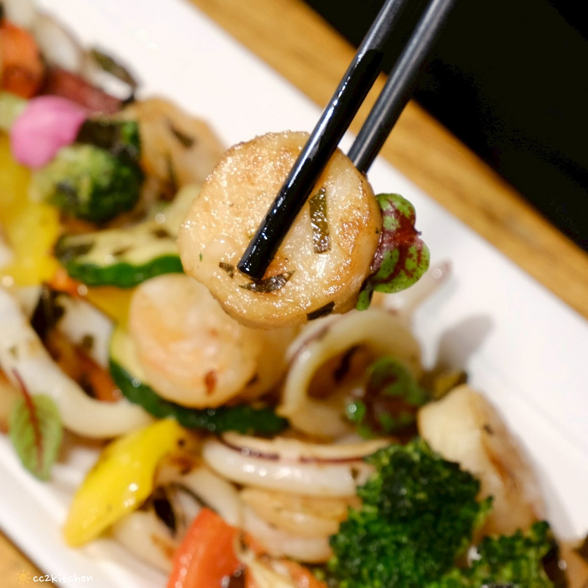 目前台東唯一炭燒野菜羊肉鍋就在「打鹿岸原住民人文主題餐廳-湛藍邊境」！地點鄰近富岡漁港～刺蔥料理、原民美食、海鮮餐廳、海景駐唱一次滿足的台東聚餐好去處！