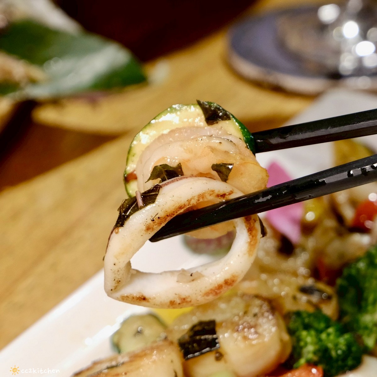 目前台東唯一炭燒野菜羊肉鍋就在「打鹿岸原住民人文主題餐廳-湛藍邊境」！地點鄰近富岡漁港～刺蔥料理、原民美食、海鮮餐廳、海景駐唱一次滿足的台東聚餐好去處！