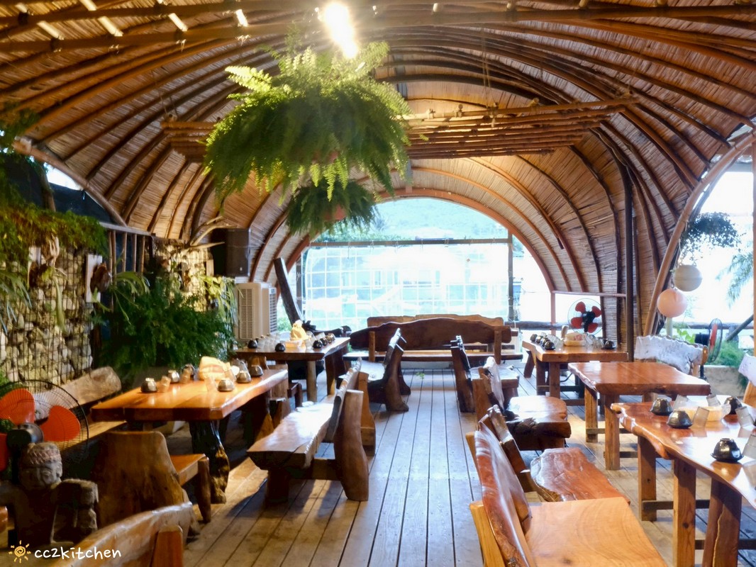 目前台東唯一炭燒野菜羊肉鍋就在「打鹿岸原住民人文主題餐廳-湛藍邊境」！地點鄰近富岡漁港～刺蔥料理、原民美食、海鮮餐廳、海景駐唱一次滿足的台東聚餐好去處！