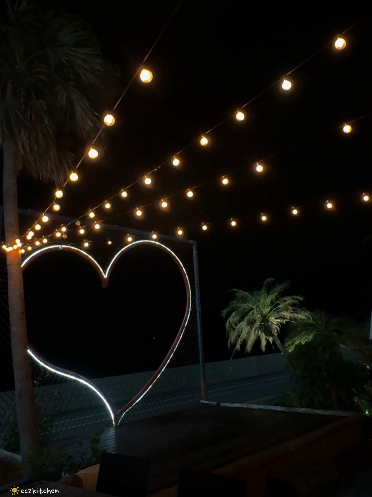 目前台東唯一炭燒野菜羊肉鍋就在「打鹿岸原住民人文主題餐廳-湛藍邊境」！地點鄰近富岡漁港～刺蔥料理、原民美食、海鮮餐廳、海景駐唱一次滿足的台東聚餐好去處！