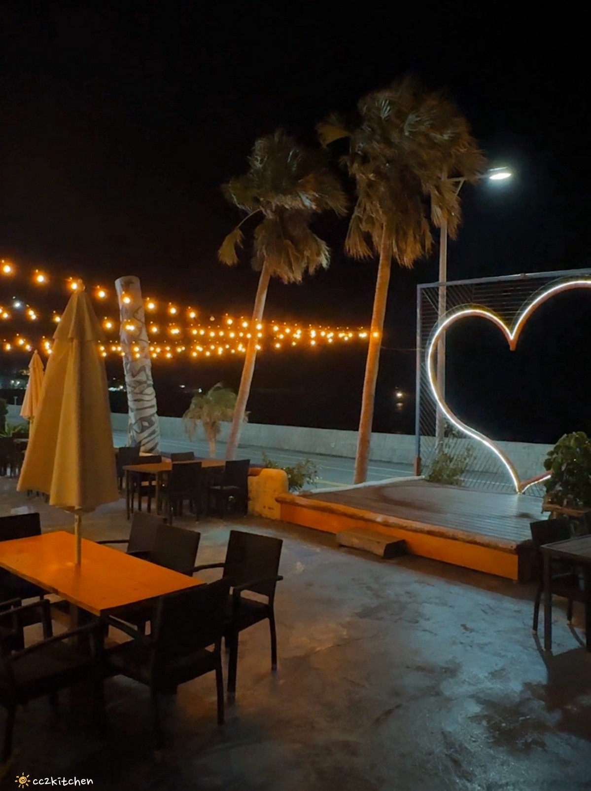 目前台東唯一炭燒野菜羊肉鍋就在「打鹿岸原住民人文主題餐廳-湛藍邊境」！地點鄰近富岡漁港～刺蔥料理、原民美食、海鮮餐廳、海景駐唱一次滿足的台東聚餐好去處！