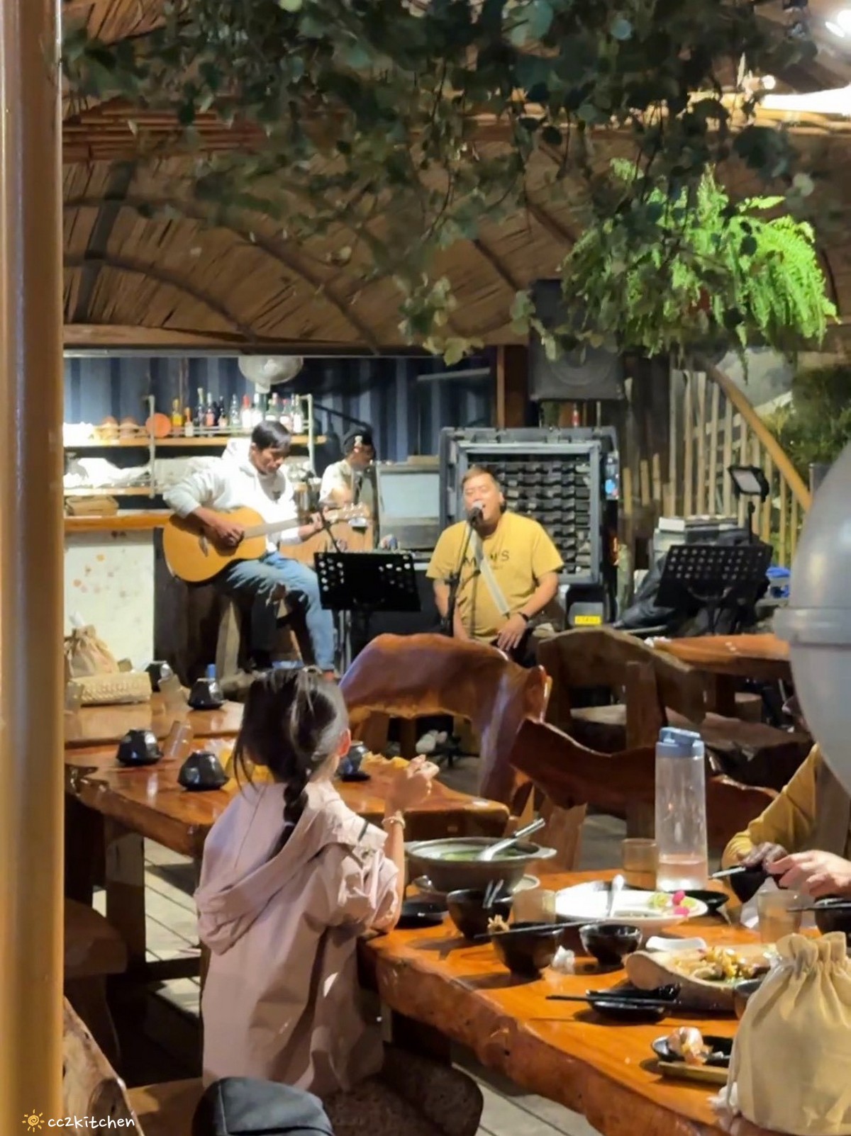 目前台東唯一炭燒野菜羊肉鍋就在「打鹿岸原住民人文主題餐廳-湛藍邊境」！地點鄰近富岡漁港～刺蔥料理、原民美食、海鮮餐廳、海景駐唱一次滿足的台東聚餐好去處！