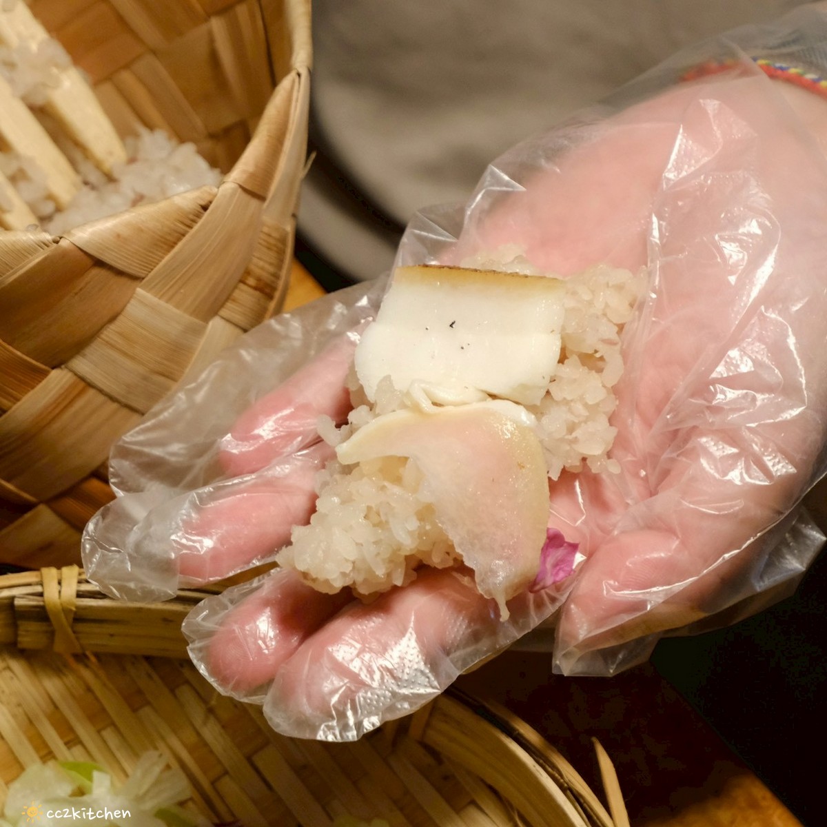 目前台東唯一炭燒野菜羊肉鍋就在「打鹿岸原住民人文主題餐廳-湛藍邊境」！地點鄰近富岡漁港～刺蔥料理、原民美食、海鮮餐廳、海景駐唱一次滿足的台東聚餐好去處！