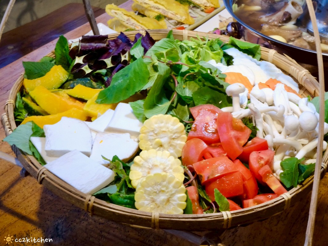 目前台東唯一炭燒野菜羊肉鍋就在「打鹿岸原住民人文主題餐廳-湛藍邊境」！地點鄰近富岡漁港～刺蔥料理、原民美食、海鮮餐廳、海景駐唱一次滿足的台東聚餐好去處！