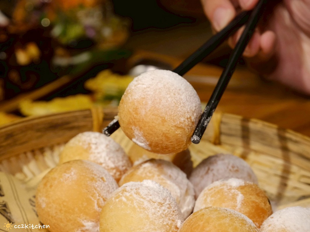 目前台東唯一炭燒野菜羊肉鍋就在「打鹿岸原住民人文主題餐廳-湛藍邊境」！地點鄰近富岡漁港～刺蔥料理、原民美食、海鮮餐廳、海景駐唱一次滿足的台東聚餐好去處！