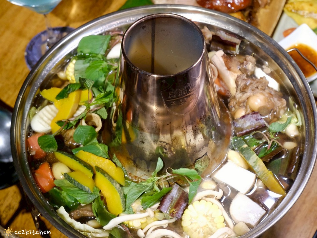 目前台東唯一炭燒野菜羊肉鍋就在「打鹿岸原住民人文主題餐廳-湛藍邊境」！地點鄰近富岡漁港～刺蔥料理、原民美食、海鮮餐廳、海景駐唱一次滿足的台東聚餐好去處！