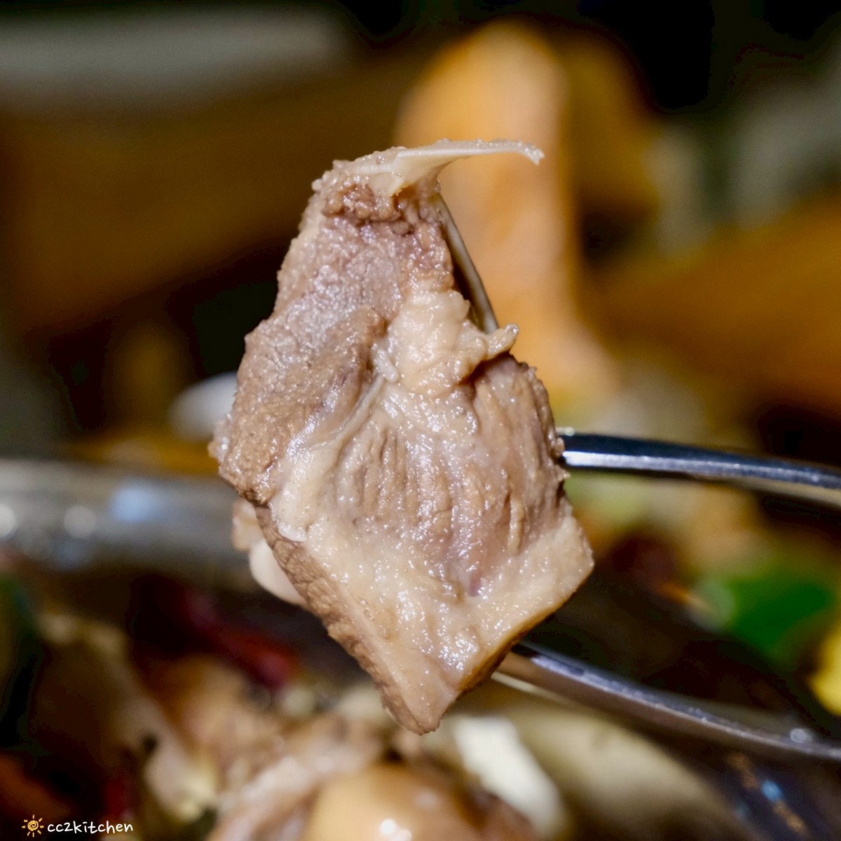 目前台東唯一炭燒野菜羊肉鍋就在「打鹿岸原住民人文主題餐廳-湛藍邊境」！地點鄰近富岡漁港～刺蔥料理、原民美食、海鮮餐廳、海景駐唱一次滿足的台東聚餐好去處！