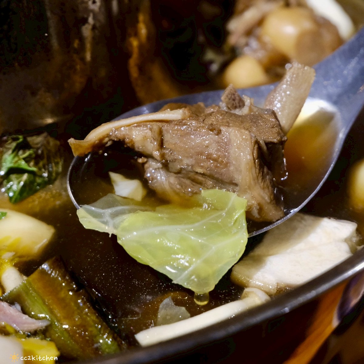 目前台東唯一炭燒野菜羊肉鍋就在「打鹿岸原住民人文主題餐廳-湛藍邊境」！地點鄰近富岡漁港～刺蔥料理、原民美食、海鮮餐廳、海景駐唱一次滿足的台東聚餐好去處！