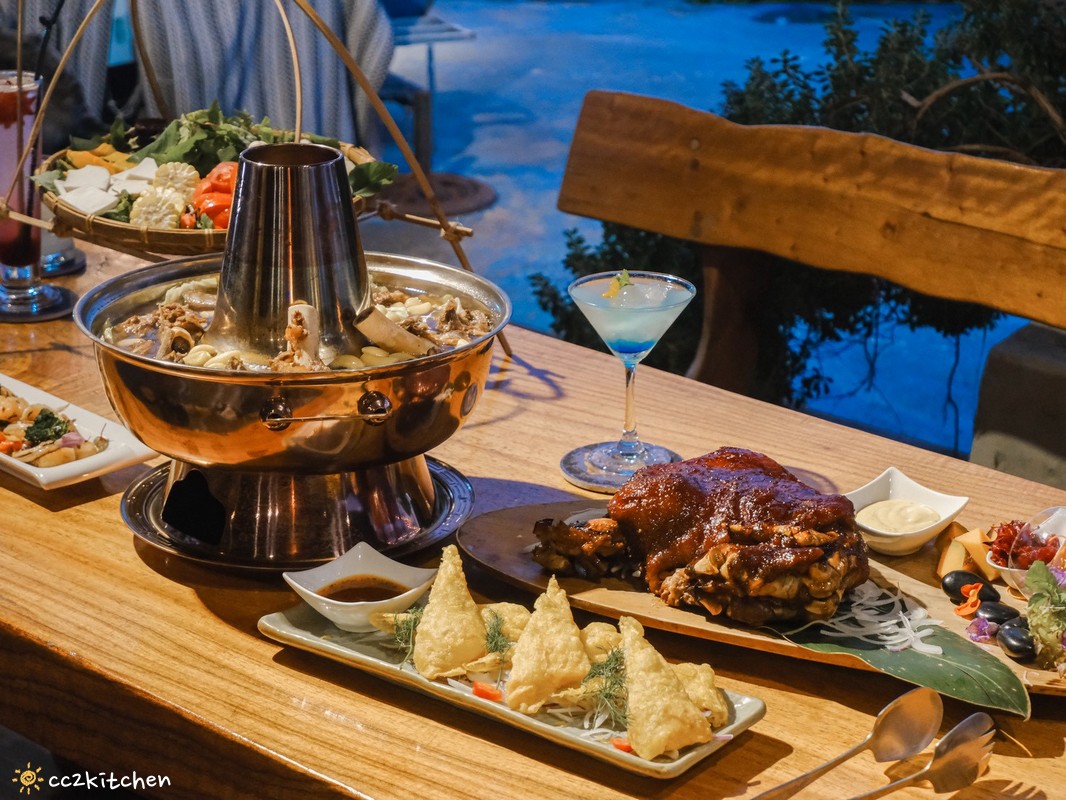 目前台東唯一炭燒野菜羊肉鍋就在「打鹿岸原住民人文主題餐廳-湛藍邊境」！地點鄰近富岡漁港～刺蔥料理、原民美食、海鮮餐廳、海景駐唱一次滿足的台東聚餐好去處！