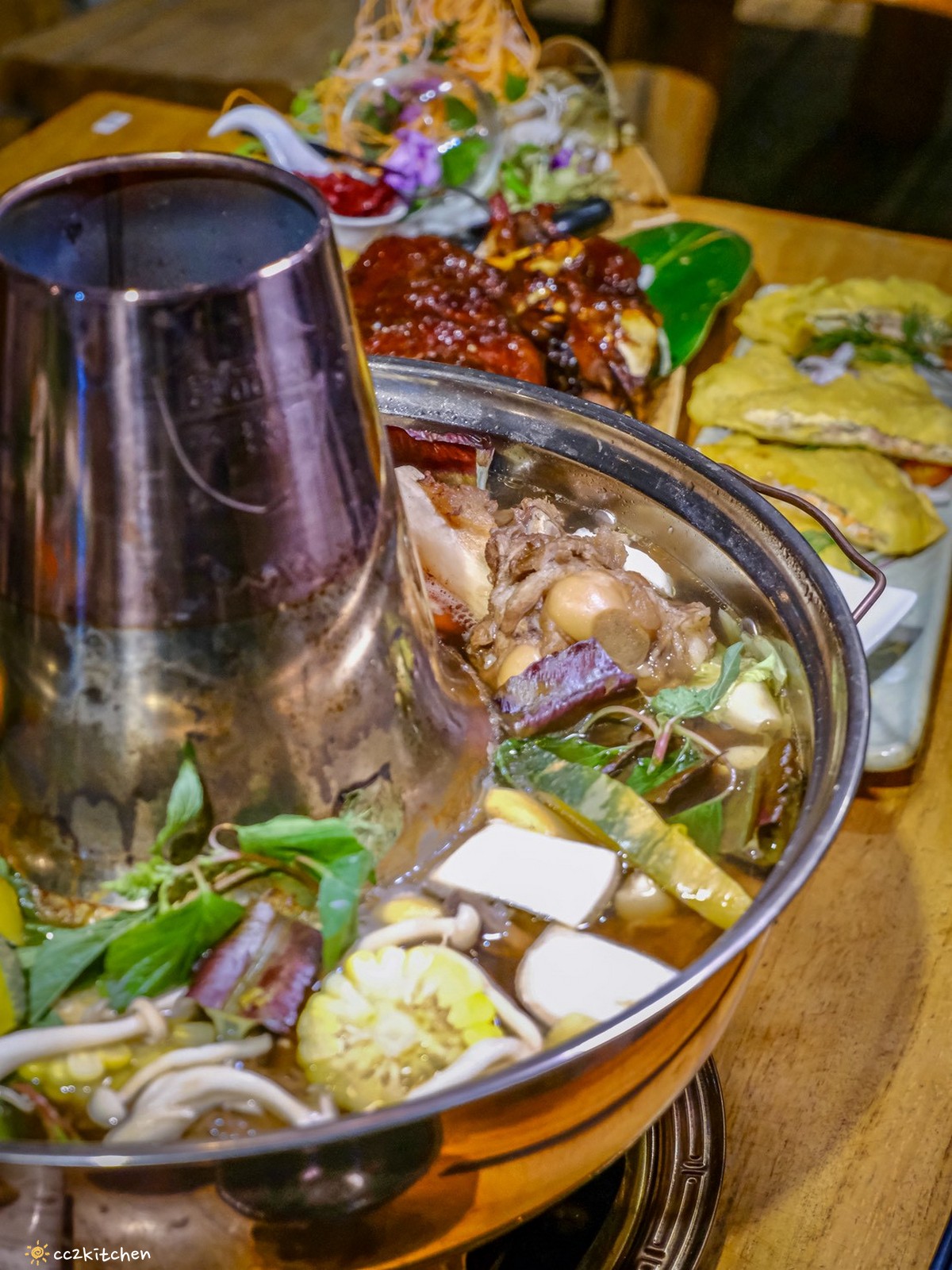 目前台東唯一炭燒野菜羊肉鍋就在「打鹿岸原住民人文主題餐廳-湛藍邊境」！地點鄰近富岡漁港～刺蔥料理、原民美食、海鮮餐廳、海景駐唱一次滿足的台東聚餐好去處！