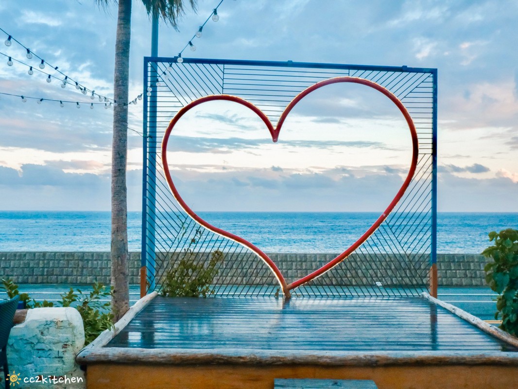 目前台東唯一炭燒野菜羊肉鍋就在「打鹿岸原住民人文主題餐廳-湛藍邊境」！地點鄰近富岡漁港～刺蔥料理、原民美食、海鮮餐廳、海景駐唱一次滿足的台東聚餐好去處！