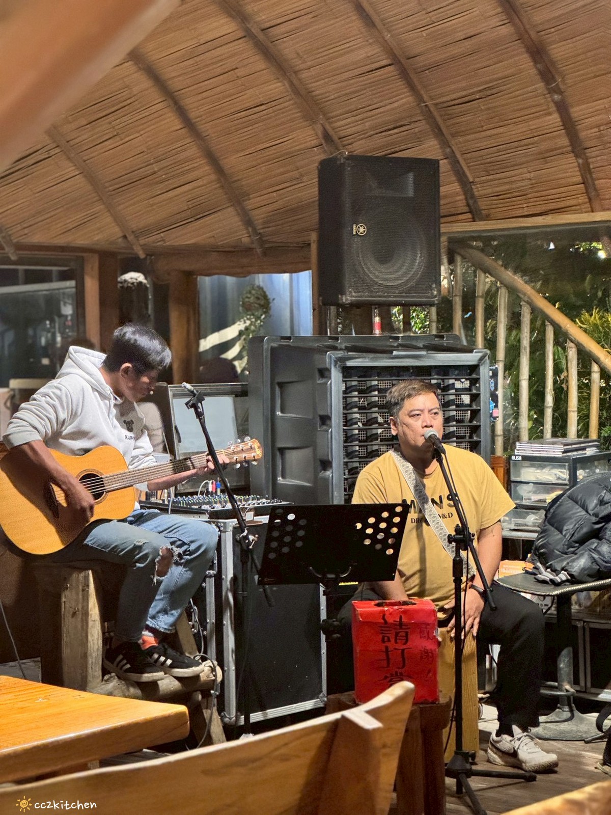 目前台東唯一炭燒野菜羊肉鍋就在「打鹿岸原住民人文主題餐廳-湛藍邊境」！地點鄰近富岡漁港～刺蔥料理、原民美食、海鮮餐廳、海景駐唱一次滿足的台東聚餐好去處！