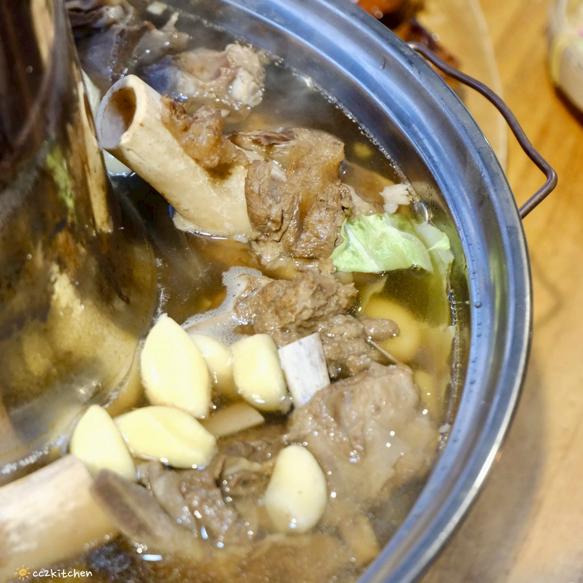 目前台東唯一炭燒野菜羊肉鍋就在「打鹿岸原住民人文主題餐廳-湛藍邊境」！地點鄰近富岡漁港～刺蔥料理、原民美食、海鮮餐廳、海景駐唱一次滿足的台東聚餐好去處！