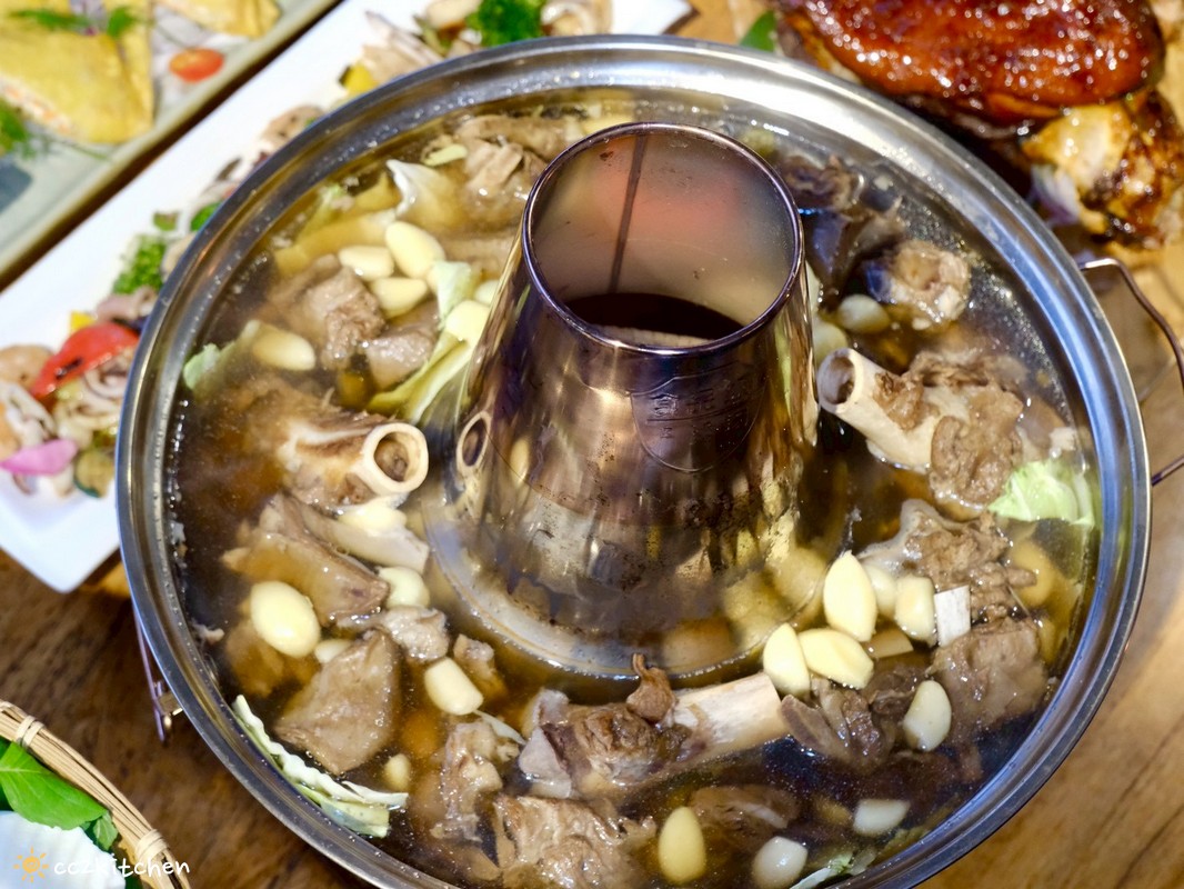 目前台東唯一炭燒野菜羊肉鍋就在「打鹿岸原住民人文主題餐廳-湛藍邊境」！地點鄰近富岡漁港～刺蔥料理、原民美食、海鮮餐廳、海景駐唱一次滿足的台東聚餐好去處！