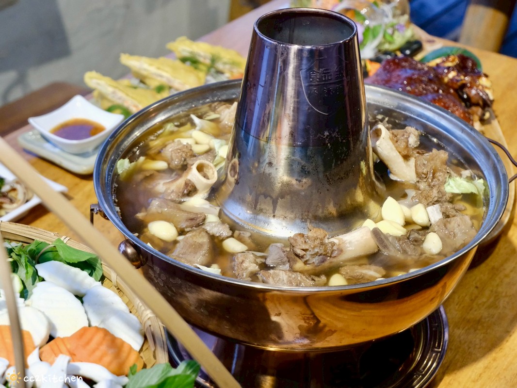 目前台東唯一炭燒野菜羊肉鍋就在「打鹿岸原住民人文主題餐廳-湛藍邊境」！地點鄰近富岡漁港～刺蔥料理、原民美食、海鮮餐廳、海景駐唱一次滿足的台東聚餐好去處！