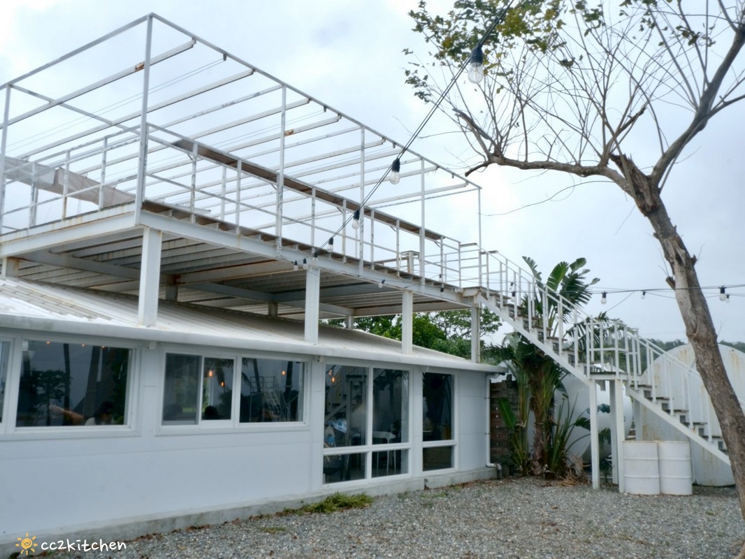 台東成功咖啡廳推薦「椰風浪鼓」純白貨櫃屋、椰林環繞,海邊的世外桃源。 - 第5張圖 台東成功咖啡廳推薦「椰風浪鼓」純白貨櫃屋、椰林環繞,海邊的世外桃源。