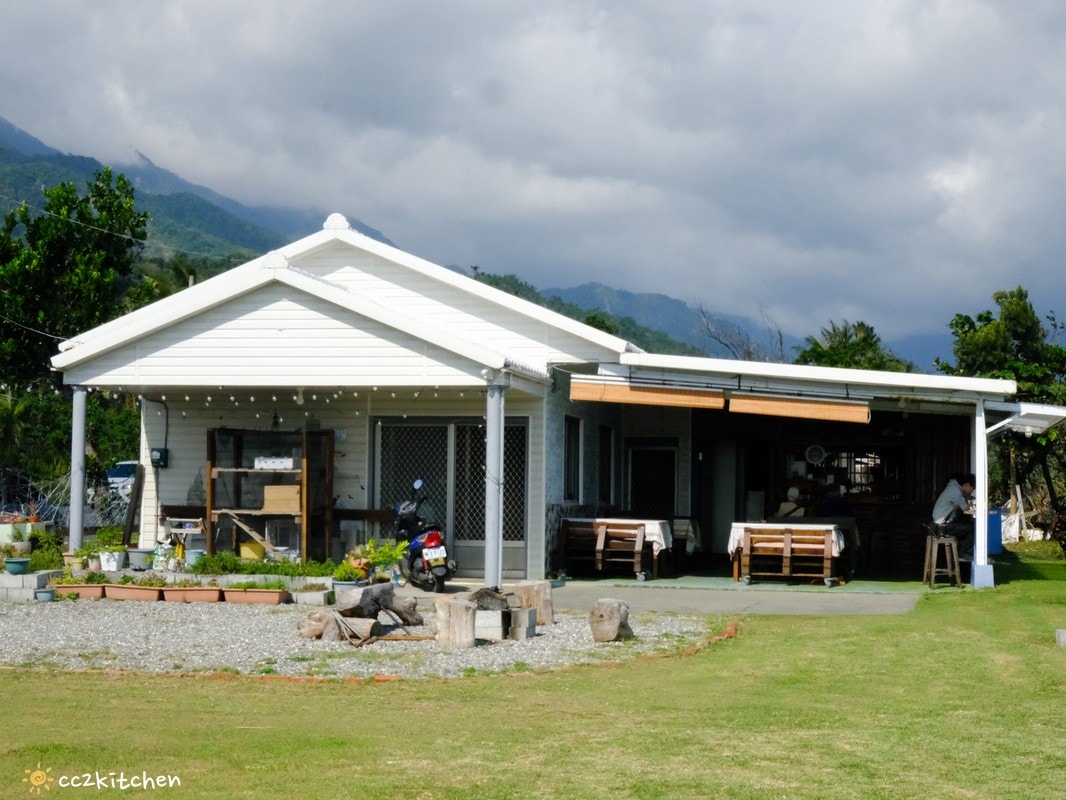 台東成功八邊「里漾餐廳 Lyang」，藏在海岸公路上的海景秘境小餐館！海景第一排，邊吃飯邊看海～義法料理結合在地食材！成功私房口袋名單推薦。