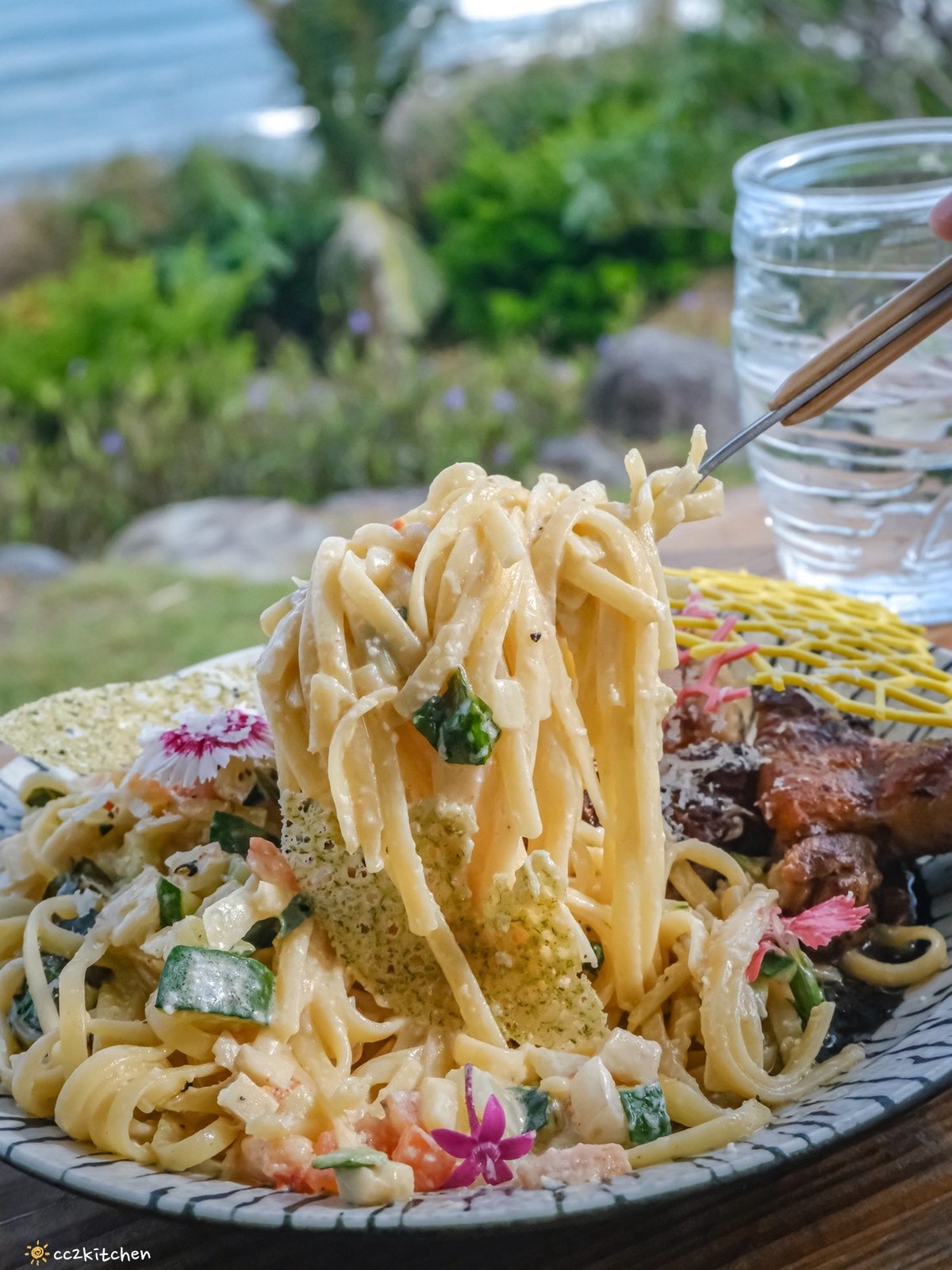 台東成功八邊「里漾餐廳 Lyang」，藏在海岸公路上的海景秘境小餐館！海景第一排，邊吃飯邊看海～義法料理結合在地食材！成功私房口袋名單推薦。