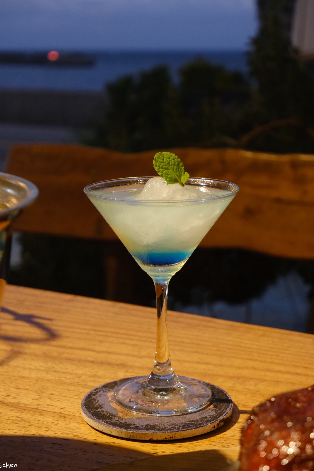 目前台東唯一炭燒野菜羊肉鍋就在「打鹿岸原住民人文主題餐廳-湛藍邊境」！地點鄰近富岡漁港～刺蔥料理、原民美食、海鮮餐廳、海景駐唱一次滿足的台東聚餐好去處！