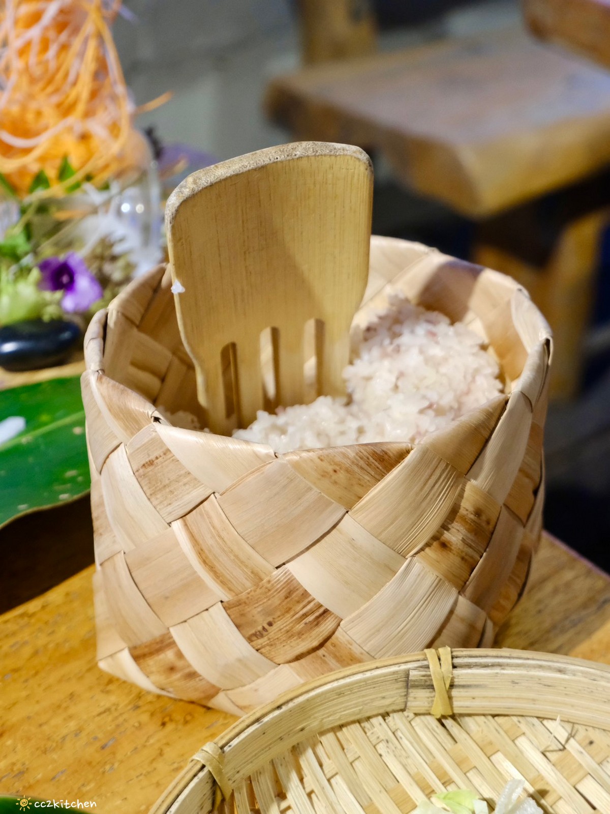 目前台東唯一炭燒野菜羊肉鍋就在「打鹿岸原住民人文主題餐廳-湛藍邊境」！地點鄰近富岡漁港～刺蔥料理、原民美食、海鮮餐廳、海景駐唱一次滿足的台東聚餐好去處！