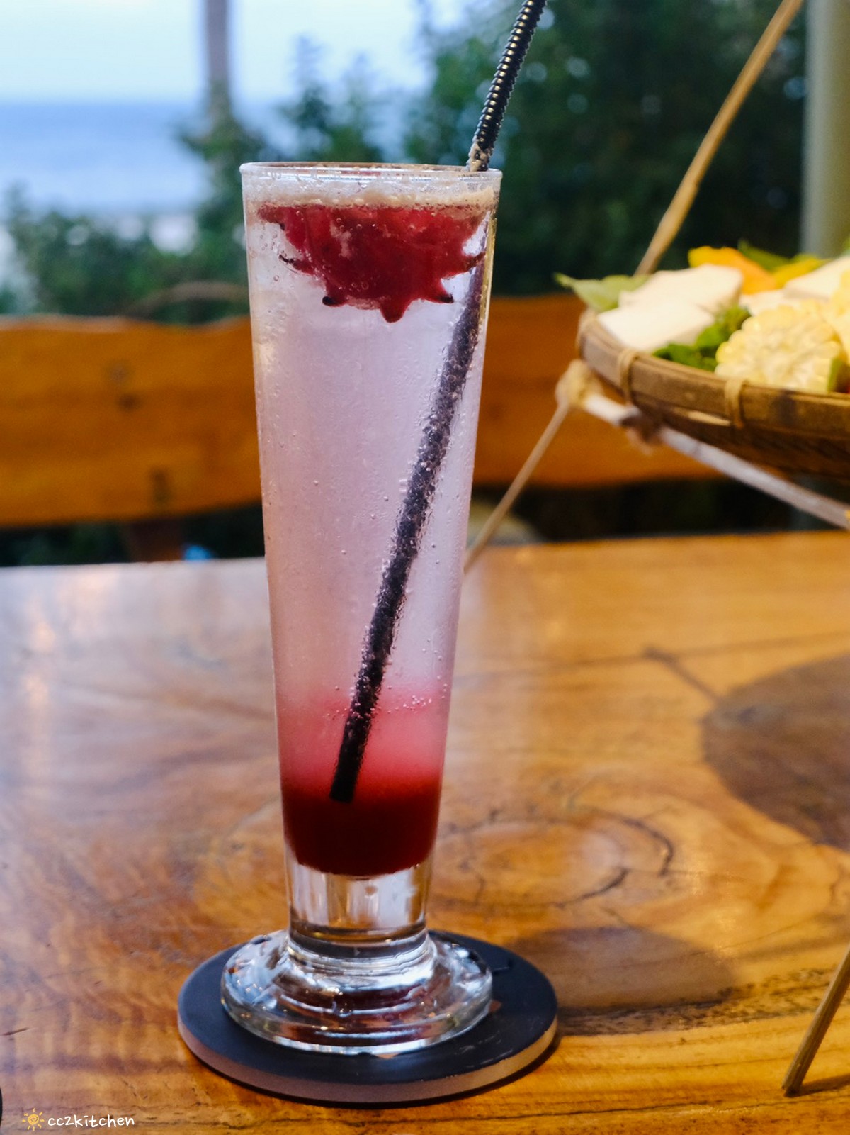 目前台東唯一炭燒野菜羊肉鍋就在「打鹿岸原住民人文主題餐廳-湛藍邊境」！地點鄰近富岡漁港～刺蔥料理、原民美食、海鮮餐廳、海景駐唱一次滿足的台東聚餐好去處！